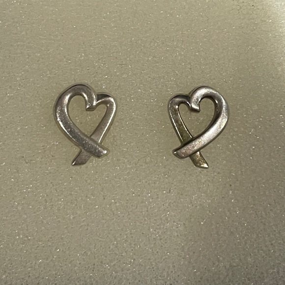 Tiffany & Co .Paloma Picasso
Loving Heart Earrings - Picture 4 of 11